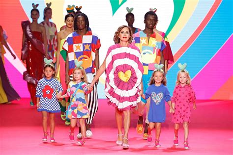 Imagen de la colección de ropa infantil Carter's mostrando variedad de texturas y diseños modernos.
