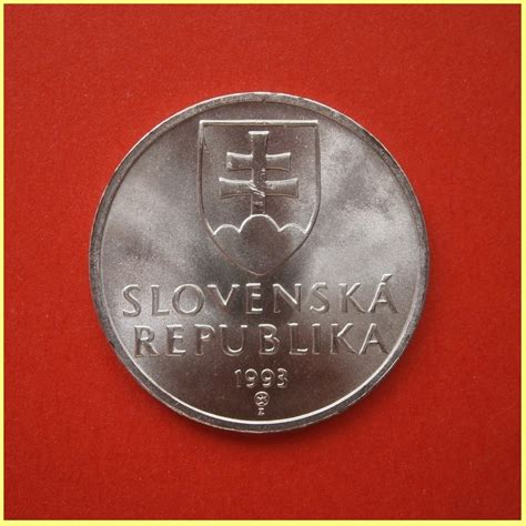 Doble cruz sobre tres colinas en las monedas eslovacas.