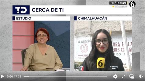 Fernanda Tapia en una sesión de locución o frente a un micrófono.