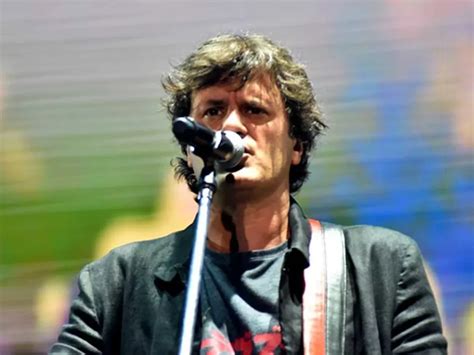 Foto de Ciro Martínez interpretando en vivo, con una atmósfera emotiva