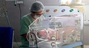 padres participando en una ronda médica en la UCIN