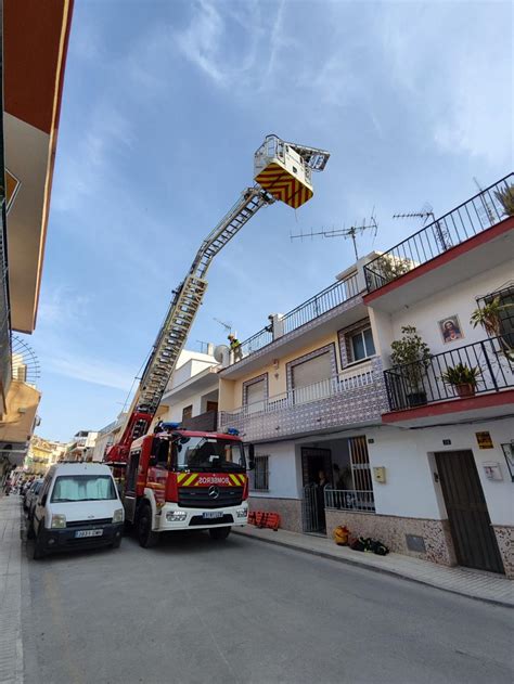 Imagen de una autoescala de bomberos extendida, alcanzando un edificio alto.