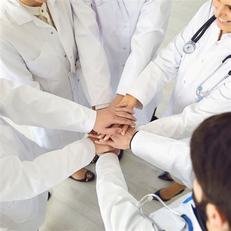 Equipo médico multidisciplinar trabajando en un entorno clínico moderno