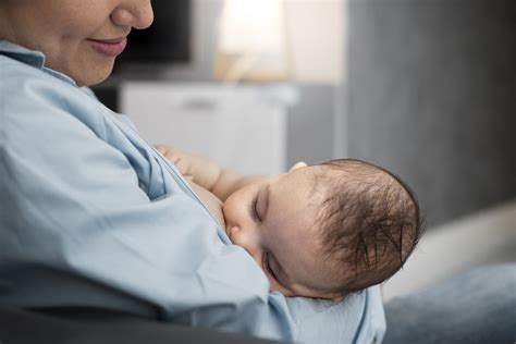 Fotografía de un bebé lactando al pecho de su madre