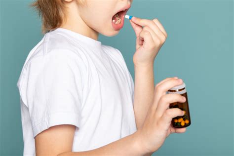 Ilustración de un niño tomando medicamento en suspensión oral