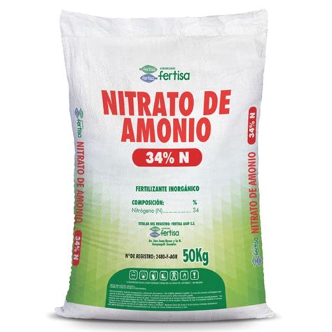 Aplicación de fertilizante de nitrato de amonio en un campo de cultivo