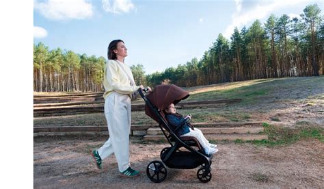 Imagen de estilo de vida que muestre una silla de paseo Jané de última generación en un entorno urbano moderno
