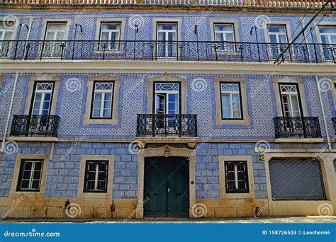 Detalle de los azulejos coloridos en una fachada de Ovar