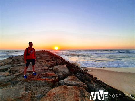 Atardecer en la playa de Furadouro con surfistas