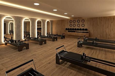 Fotografía de un estudio de Pilates moderno y espacioso, equipado con colchonetas, reformers y otros accesorios, donde se imparte la formación práctica.