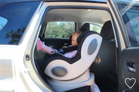Foto detallada de la silla de coche Borsino Baby Milan Fix en el interior de un coche