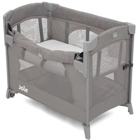 Cuna Joie Kubbie Sleep con el lateral bajado, mostrando el sistema de fijación a la cama de los padres
