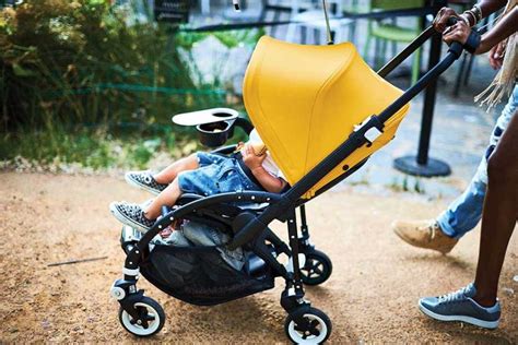 Foto de una silla Bugaboo Bee en un entorno urbano, mostrando su tamaño compacto