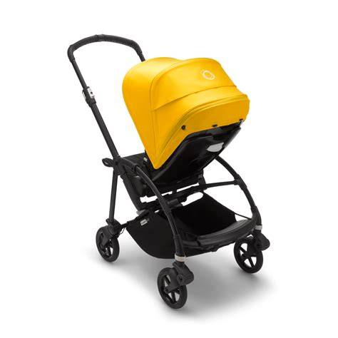 Foto de una silla Bugaboo Bee con todos sus accesorios de protección climática (saco, cubierta de lluvia, sombrilla)