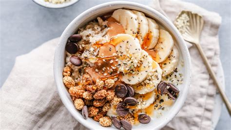Cuenco de porridge con frutas frescas y frutos secos