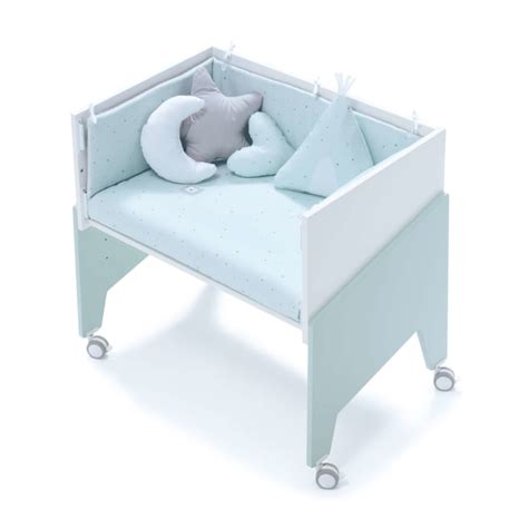 Fotografía de un conjunto textil para minicuna (50x80 cm) en tonos azul y blanco con estampado infantil.