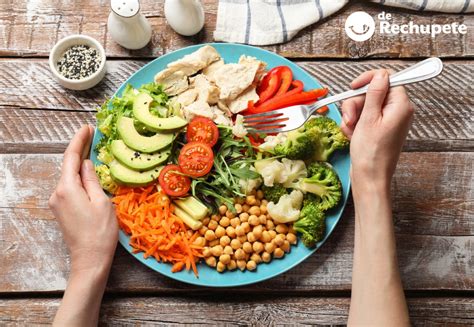 Plato de comida equilibrada para una tortuga bebé, con vegetales, insectos y suplementos.