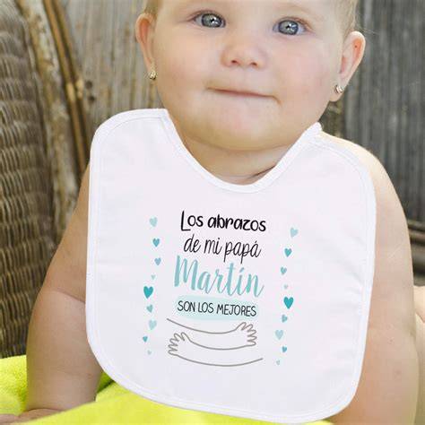Bebé sonriendo usando un babero personalizado con su nombre