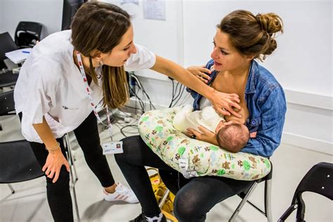 Matrona ofreciendo apoyo a una madre durante la lactancia materna.