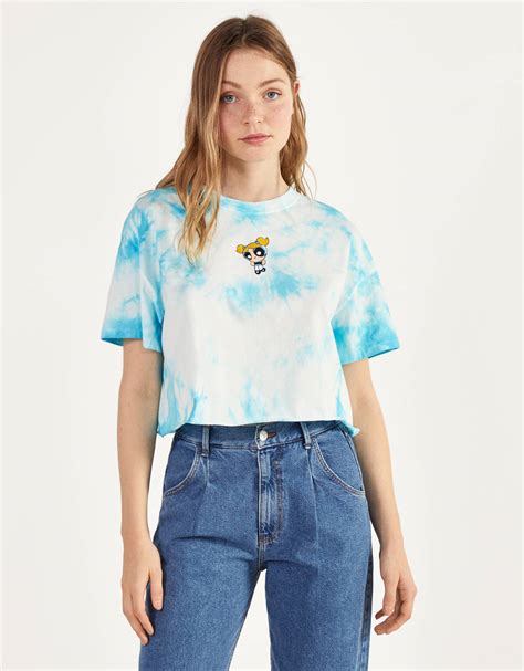 Detalle de camiseta con estampado tie-dye de Las Supernenas