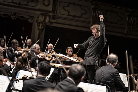 Gustav Mahler dirigiendo una orquesta
