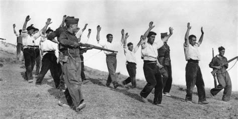 Foto histórica de jóvenes reclutas de la Guerra Civil Española