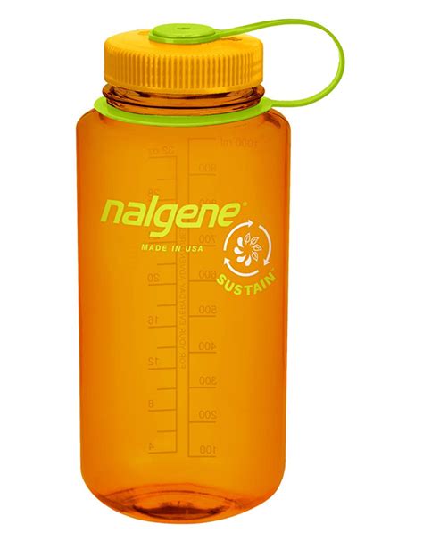 Fotografía de una botella Nalgene de boca ancha con diversos accesorios