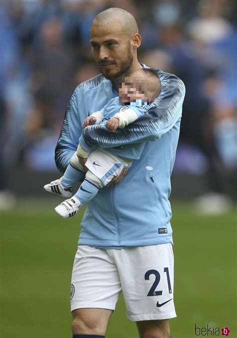David Silva con su hijo Mateo durante un homenaje en el campo de fútbol