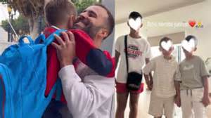 Jesé Rodríguez con su hijo Nyan en el regazo