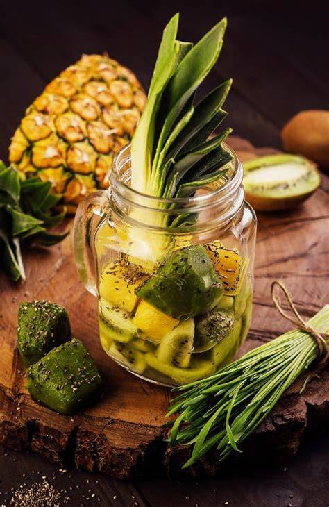 fotografía de frutas peladas y troceadas dentro del vaso de una Thermomix, listas para triturar