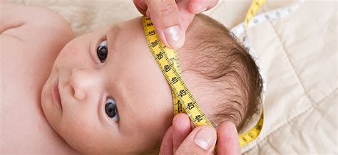 Cinta métrica flexible para medir el perímetro cefálico de un bebé