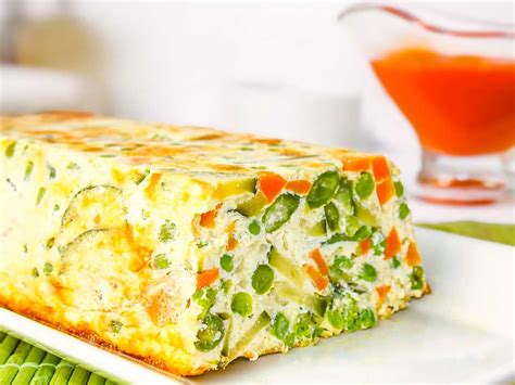 Fotografía ilustrativa de un pastel de vegetales saludable preparado para bebés.
