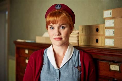 Fotograma de Emerald Fennell interpretando a Patsy Mount en la serie