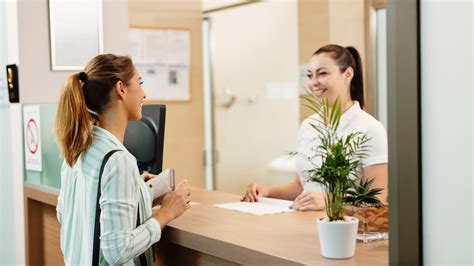 Personal de atención al cliente de Micuna resolviendo una consulta