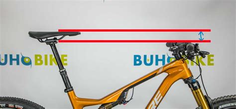 Detalle de la cesta de almacenaje y el manillar ajustable de la silla de paseo Joie Chrome.