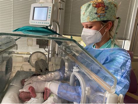 Foto: Enfermera realizando cuidados centrados en el desarrollo a un recién nacido prematuro