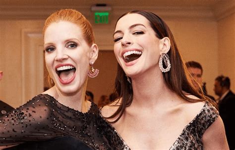 Diseñador: Fotograma de la película que muestra a Jessica Chastain y Anne Hathaway en un ambiente doméstico de los años 60.