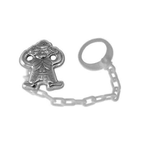 Fotografía de detalle de un sujetachupetes de plata con figura de osito y sistema de enganche.