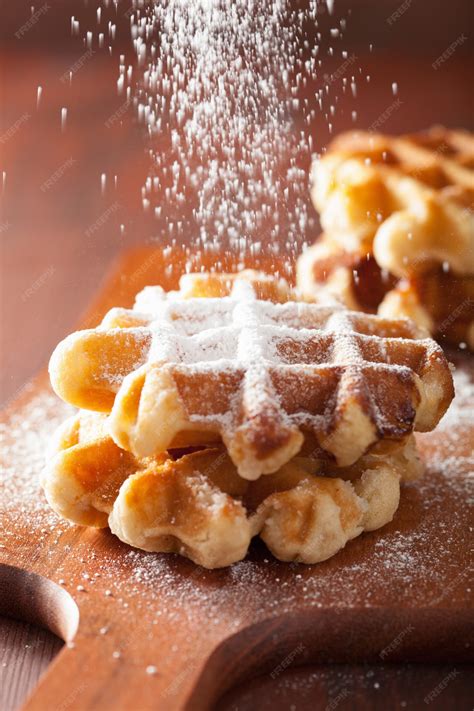 Foto de funnel cakes recién hechos espolvoreados con azúcar glas