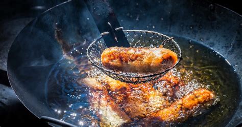 Secuencia de imágenes de la fritura de funnel cakes con un biberón de cocina