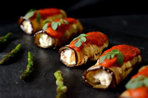 foto de involtini de berenjena y feta recién hechos