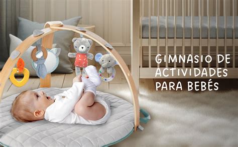 Bebé jugando en un gimnasio de actividades con juguetes colgantes
