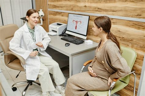 Foto de una mujer embarazada durante una consulta con el obstetra