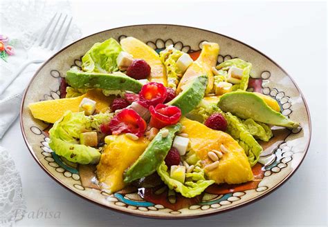 Fotografía de la ensalada de mango, aguacate y feta con frambuesas y aliño de lima.