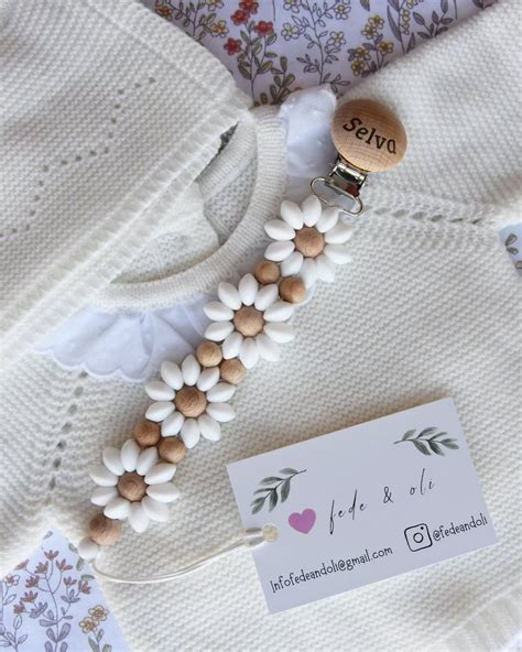 Foto de varios chupeteros personalizados en madera y silicona