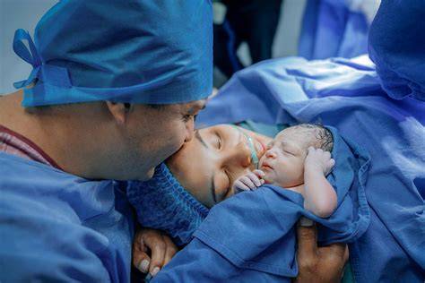 Bebé recién nacido en brazos de sus padres