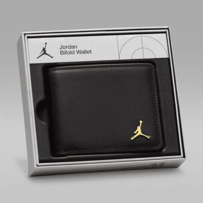 Imagen de una cartera Nike Jordan plegable de color negro con el logotipo Jumpman metalizado en primer plano