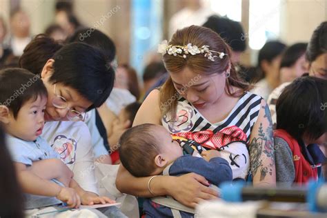 Madres chinas protestando y amamantando en lugares públicos.