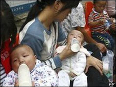 Noticia sobre el escándalo de la melamina en la leche artificial en China.