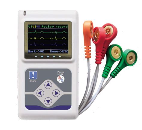 Equipo de monitor Holter ECG portátil con electrodos sobre el pecho de una persona.